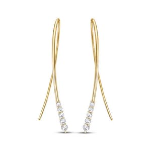 Puede incluir: Un par de pendientes dorados con un diseño de alambre fino y curvado que se cruza. Cada pendiente está decorado con una fila vertical de cuatro pequeñas piedras transparentes de corte redondo engastadas en la parte inferior del metal.