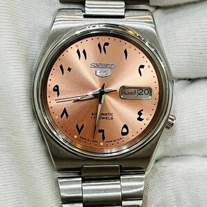 Vintage Seiko 5 automatisk kaliber 7009, dag/datum, laxarabisk urtavla, tillverkad i Japan
