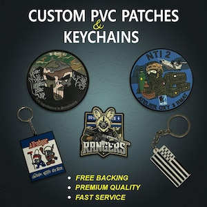 Puede incluir: Parches y llaveros de PVC personalizados. La imagen muestra varios parches con diseños de temática militar, incluyendo una calavera, un soldado y un lobo con un rifle. Los llaveros presentan un diseño de bandera y una imagen de dibujos animados. El texto incluye "CUSTOM PVC PATCHES & KEYCHAINS".