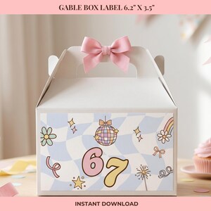 Puede incluir: Caja blanca con forma de caballete y lazo rosa. La caja presenta un patrón de cuadros en azul claro y blanco con ilustraciones retro de una bola de discoteca, un arcoíris y flores. Se muestra el número "67". La etiqueta dice "GABLE BOX LABEL 15,7cm X 8,9cm" y "INSTANT DOWNLOAD".
