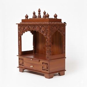 以下が含まれることがあります： 精巧な彫刻が施された手作りの木製寺院。茶色の寺院は、中央のオープンスペース、引き出し、装飾的な蓮の花の彫刻が特徴です。上部には複数のフィニアルと詳細な花の模様があります。