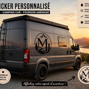 Op de afbeelding: Een donkergrijze camper met een zwarte ronde sticker op het zijpaneel. De sticker toont de letters MJ, een bergtop, een dennenboom en een kronkelend pad. De tekst op de afbeelding bevat STICKER PERSONNALISÉ, VAN - CAMPING CAR - FOURGON AMÉNAGÉ en Affichez votre esprit d'aventure.