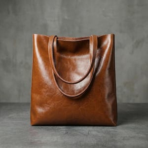 Op de afbeelding: Set van drie keramische mokken met een gespikkelde, matte afwerking. Elke mok heeft een andere kleur: lichtblauw, cr&egrave;me en grijs. De mokken hebben een eenvoudig, modern ontwerp en een comfortabel handvat.