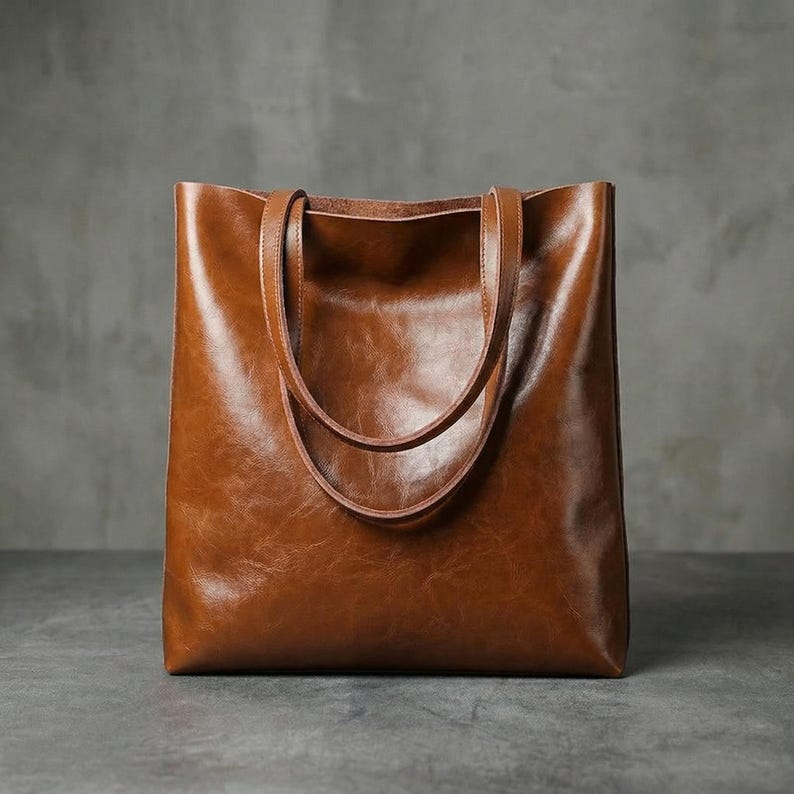 Op de afbeelding: Set van drie keramische mokken met een gespikkelde, matte afwerking. Elke mok heeft een andere kleur: lichtblauw, cr&egrave;me en grijs. De mokken hebben een eenvoudig, modern ontwerp en een comfortabel handvat.