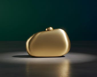 Pochette coquillage en métal doré - Sac de soirée sculptural avec bandoulière en chaîne