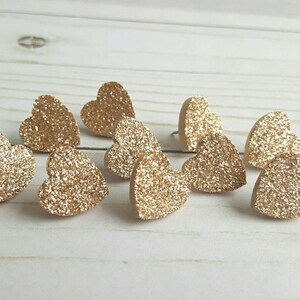 Reißzwecken in Herzform mit Glitzer in Champagner-Gold. Stecknadeln. Glitzerherzen. Herz-Pinnnadeln. Memoboard-Pins. Bürozubehör. Kartenhefte.
