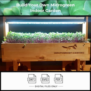 Op de afbeelding: Een houten binnentuin voor microgreens met een vos-snijwerk en de tekst "INDEPENDENT-CARVING". De plantenbak is gevuld met groene en paarse microgreens en heeft een ingebouwde lamp. De tekst "Build Your Own Microgreen Indoor Garden" staat bovenaan.
