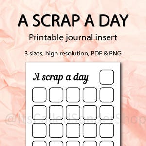 Op de afbeelding: Een afdrukbare journal-invoeging met de tekst "A SCRAP A DAY". Het ontwerp bevat een raster van lege vierkanten voor dagelijkse invoer. De afbeelding geeft ook aan dat deze beschikbaar is in 3 formaten, hoge resolutie, PDF & PNG.