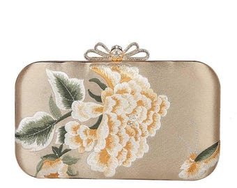 Bolso de mano oriental de seda con bordado: Bolso de noche con mariposa y peonía (19,5 cm de largo x 13 cm de alto)