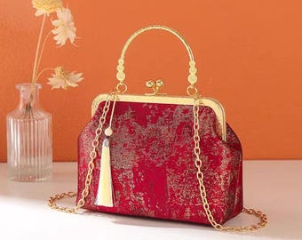 Bolso de mano/bandolera estilo Qipao de Shanghái, de satén rojo con estampado oriental dorado.