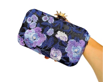 Bolso de mano para cena de noche con bordado de flores y hojas y perlas de imitación.