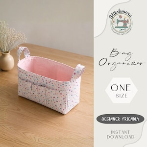 Könnte beinhalten: Ein Stoff-Taschenorganizer mit einem Blumenmuster in Rosa, Blau und Lila. Der Innenraum ist rosa, und er hat Griffe und Taschen. Der Text auf dem Bild lautet "Bag Organizer", "One Size", "Beginner Friendly" und "Instant Download".