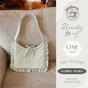 Puede incluir: Un bolso holgado con estampado de cuadros vichy verde claro y blanco, con un borde con volantes y un detalle de lazo. El bolso tiene una correa para el hombro y está hecho de tela acolchada. La imagen también incluye el texto "Slouchy Bag", "One Size" y "Beginner Friendly".