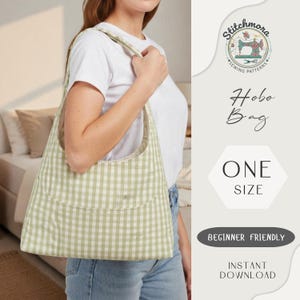 Op de afbeelding: Een lichtgroene en witte geruite hobo-tas met een grote zak. De tas wordt gedragen door een persoon die een wit t-shirt en een blauwe jeans draagt. De tas heeft de tekst "Hobo Bag" en "One Size". De afbeelding bevat ook de tekst "Beginner Friendly" en "Instant Download".