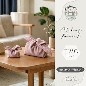 Puede incluir: Dos neceseres de maquillaje de pana rosa de diferentes tamaños están sobre una mesa de madera. Los neceseres están atados con un nudo y tienen un diseño de orejas de conejo. La imagen también incluye texto: "Makeup Pouch", "Two Size", "Beginner Friendly" e "Instant Download".