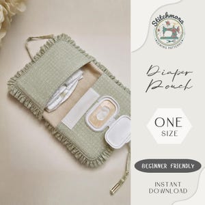 Puede incluir: Un estuche para pañales de tela verde salvia con un pequeño estampado floral blanco y bordes con volantes. El estuche está abierto, revelando un interior blanco, un paño blanco doblado y un dispensador de toallitas de plástico blanco. Texto: Diaper Pouch, ONE SIZE, BEGINNER FRIENDLY, INSTANT DOWNLOAD.