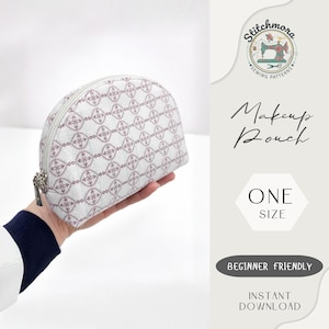 Puede incluir: Un neceser blanco con un patrón repetido de diseños de rosas de los vientos moradas. El neceser tiene una cremallera plateada y está etiquetado como "Makeup Pouch" y "One Size". También se ve el texto "Beginner Friendly" y "Instant Download".