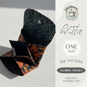 Puede incluir: Una cartera de tarjetas hecha a mano con un estampado floral negro y naranja. La cartera est&aacute; abierta, revelando m&uacute;ltiples compartimentos. El exterior presenta un dise&ntilde;o geom&eacute;trico. La imagen tambi&eacute;n incluye el texto "Card Wallet", "One Size" y "Beginner Friendly".