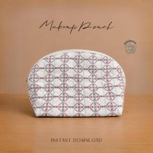 Op de afbeelding: Een make-up etui met patroon en ritssluiting. De etui heeft een herhalend geometrisch ontwerp in tinten blauw, wit en bruin. De woorden "Makeup Pouch" staan in cursief bovenaan en "Instant Download" onderaan.