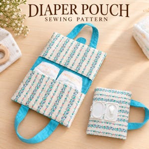 Puede incluir: Un patrón de costura para bolsa de pañales con estampado floral sobre fondo crema y detalles en tela color verde azulado. La bolsa es acolchada, tiene un asa y bolsillos internos con pañales. Una bolsa cerrada separada incluye un dispensador de toallitas blanco.