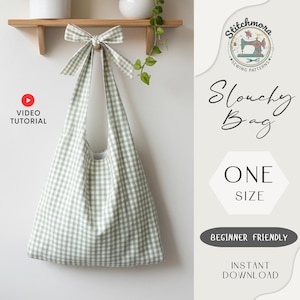Może przedstawiać: Zielona i biała torba typu slouchy w kratę wisząca na drewnianej półce. Torba jest zawiązana kokardą. Tekst na zdjęciu brzmi "Slouchy Bag", "One Size", "Beginner Friendly" i "Instant Download".