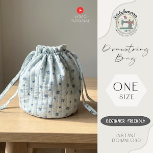 Puede incluir: Una bolsa con cordón azul claro con un estampado floral, colocada sobre una superficie de madera. La bolsa tiene una parte superior fruncida y cordones. El texto a la derecha dice "Drawstring Bag", "One Size" y "Beginner Friendly".