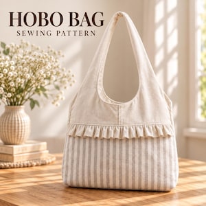 Puede incluir: Un patrón de costura para bolso hobo con una sección superior color crema y una sección inferior con rayas verticales grises y blancas. El bolso incluye un detalle de volante horizontal en la parte central y una correa de hombro integrada.
