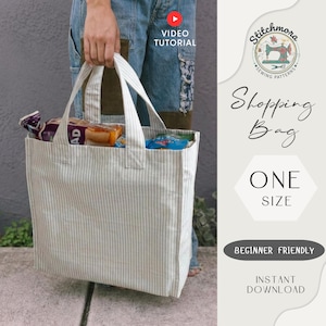 Könnte beinhalten: Eine beige-weiß gestreifte Einkaufstasche gefüllt mit Lebensmitteln. Die Tasche hat stabile Griffe und wird von einer Person gehalten. Auf der Tasche steht "Shopping Bag" und "One Size". Die Tasche ist anfängerfreundlich und ein Sofort-Download.