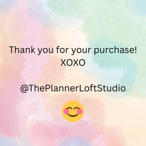 K&ouml;nnte beinhalten: Ein farbenfroher Hintergrund mit dem Text "Thank you for your purchase! XOXO @ThePlannerLoftStudio" und einem l&auml;chelnden Emoji mit rosa Wangen. Der Hintergrund hat einen Aquarell-Effekt mit Pastellfarben.