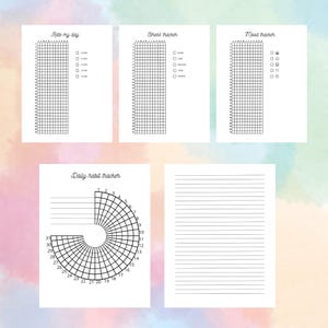 K&ouml;nnte beinhalten: Eine Sammlung wei&szlig;er Papierseiten mit schwarzen Raster- und Liniendesigns. Die Seiten enthalten Tracker f&uuml;r Stimmung, Stress und t&auml;gliche Gewohnheiten, mit dem Text "Rate my day", "Stress tracker", "Mood tracker" und "Daily habit tracker". Der Hintergrund hat einen weichen Aquarell-Effekt.