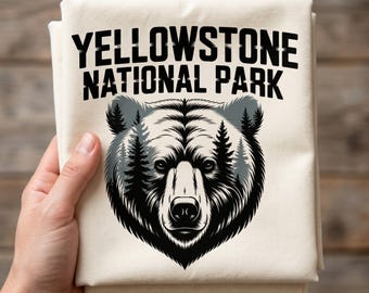 Parque Nacional de Yellowstone PNG y SVG, Oso Grizzly PNG, Oso de Parque Nacional SVG, Oso en Pino PNG, Oso en Bosque SVG, Camiseta de Vida Silvestre PNG, Regalo de Oso PNG
