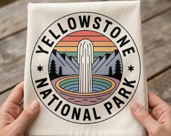 Insignia de Yellowstone PNG SVG, Géiser del Parque Nacional PNG, Old Faithful SVG PNG, Insignia redonda del parque PNG, Yellowstone retro SVG, Insignia de senderismo PNG