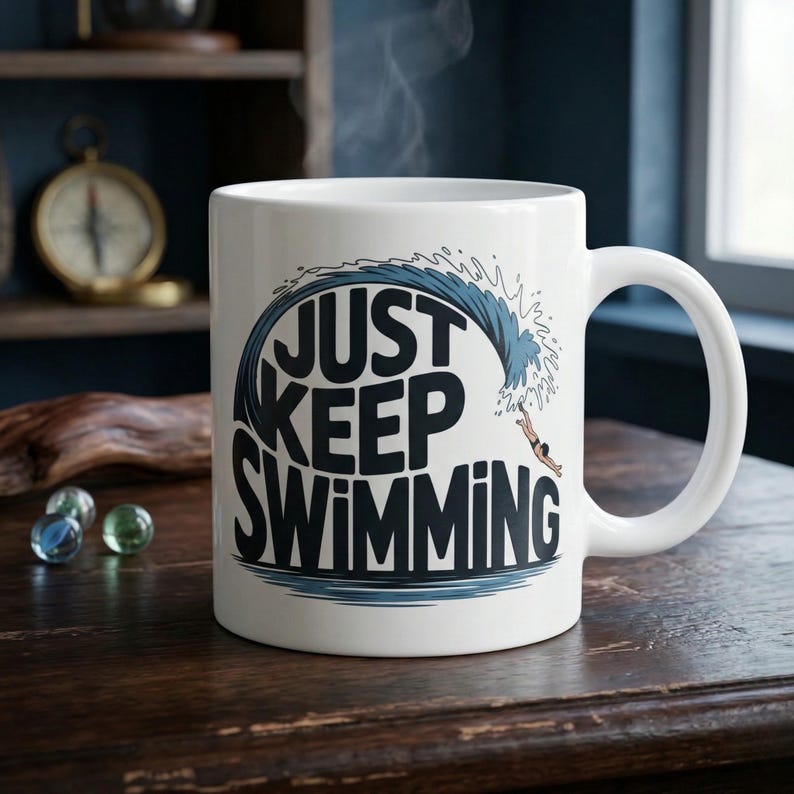 Może przedstawiać: Biały ceramiczny kubek z napisem "JUST KEEP SWIMMING" w kolorze czarnym i niebieskim, z grafiką fali i pływakiem. Kubek stoi na drewnianej powierzchni, z parą unoszącą się z g&oacute;ry.