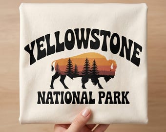 Bisonte de Yellowstone PNG SVG, Atardecer en Buffalo PNG, Bisonte de Parque Nacional SVG, Bisonte Retro PNG, Bisonte en Pino SVG, Camiseta de Vida Silvestre PNG, Senderismo PNG