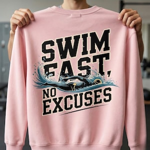 Może przedstawiać: Jasnor&oacute;żowa bluza z napisem "SWIM FAST, NO EXCUSES" w kolorze czarnym. Projekt przedstawia pływaka w wodzie. Bluza ma okrągły dekolt i jest w stylu casual.