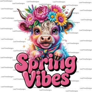 Peut inclure: Illustration colorée d'une vache des Highlands avec une couronne florale et une écharpe arc-en-ciel. La vache a de grands yeux et sourit. Le texte "Spring Vibes" est en lettres roses en forme de bulle.