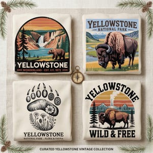 Peut inclure: Quatre t-shirts crème avec des motifs du parc national de Yellowstone. L'un présente un ours près d'une cascade, un autre un bison, un troisième une empreinte de patte d'ours et le dernier un bison avec le texte "Wild & Free". Une boussole et des branches de pin sont également visibles.
