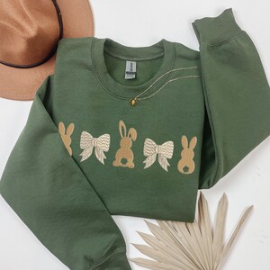 Embroidered Bunny Pattern Sweatshirt, Vintage Spring Rabbit Bow Design, Besticktes Oster Sweatshirt