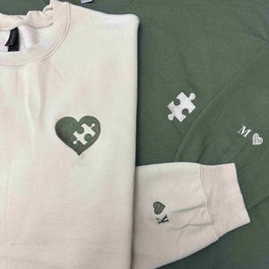 Custom Embroidered Sweatshirt With Puzzle Heart, Initials Sleeve Design, bestickt, Herz