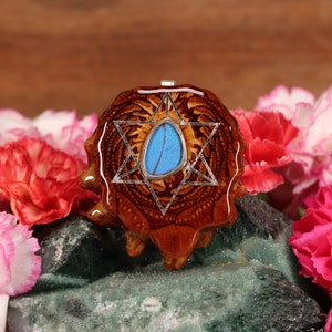 Tallkottehänge med blå Morpho-fjärilsvinge och silver Merkaba (stor) av Third Eye Pinecones