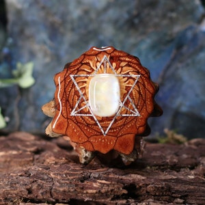 Colgante de piña con piedra lunar (Glows) y merkaba de plata (grande) de Third Eye Pinecone