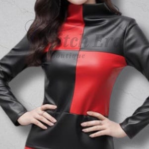 Puede incluir: Top negro y rojo de cuello alto con mangas largas. La parte superior está dividida verticalmente, un lado negro y el otro rojo. El texto "Stch Era Boutique" es visible en la esquina superior derecha.