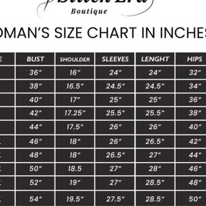 Puede incluir: Una tabla de tallas en blanco y negro titulada WOMAN'S SIZE CHART IN INCHES de Stitch Era Boutique. La tabla enumera tallas desde XS hasta 6XL con las medidas correspondientes en pulgadas para busto, hombros, mangas, largo y caderas en formato de cuadr&iacute;cula.
