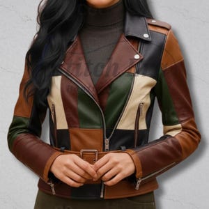 Peut inclure: Veste en cuir patchwork de style motard. La veste présente un mélange de couleurs marron, noir, vert et crème. Elle est dotée d'une fermeture éclair, d'une ceinture à la taille et de poches zippées. La veste a un col asymétrique.