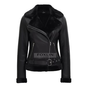 Könnte beinhalten: Schwarze Lederjacke mit Kunstfellkragen und -futter. Die Jacke hat einen diagonalen Reißverschluss, einen Gürtel in der Taille und Reißverschlusstaschen. Der Markenname "FOXLIN LEATHERS" ist sichtbar.