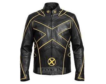 Puede incluir: Chaqueta de cuero negra con detalles amarillos, incluyendo un diseño de "X" y bordes. Tiene un cuello alto y cierre de cremallera. El texto "FOXLIN LEATHERS" es visible en la parte inferior. El diseño recuerda a un disfraz de superhéroe.