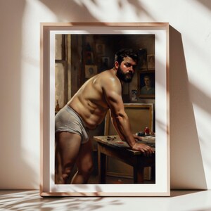 Puede incluir: Una impresión enmarcada de una pintura que representa a un hombre en ropa interior blanca apoyado en una mesa de madera. El hombre tiene barba y mira al espectador. El fondo incluye pinturas y una ventana.