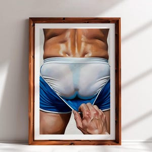 Op de afbeelding: Een ingelijste print met een gedetailleerd schilderij van de rug en het onderlichaam van een persoon. De persoon draagt wit ondergoed en een blauwe sportbroek. Een hand trekt de shorts naar beneden. Het kunstwerk wordt op een witte muur getoond.
