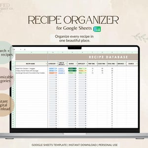 Könnte beinhalten: Eine digitale Rezept-Organizer-Vorlage für Google Sheets auf einem Laptop-Bildschirm. Die Tabelle enthält Spalten für Rezeptname, Kategorie, Link, Bewertung, Schwierigkeitsgrad, Vorbereitungszeit, Kochzeit, Gesamtzeit, Portionen und Quelle.