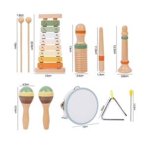 Op de afbeelding: Een verzameling kleurrijke houten muziekinstrumenten, waaronder een xylofoon (12 cm), maracas (12,5 cm), een tamboerijn (15 cm) en een driehoek. De set bevat ook een trommel, een fluit en twee drumstokken (19 cm en 22,8 cm).